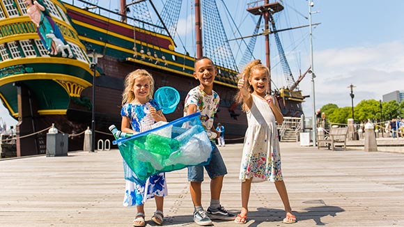 plastic fishing with the Plastic Whale sloop (7+)