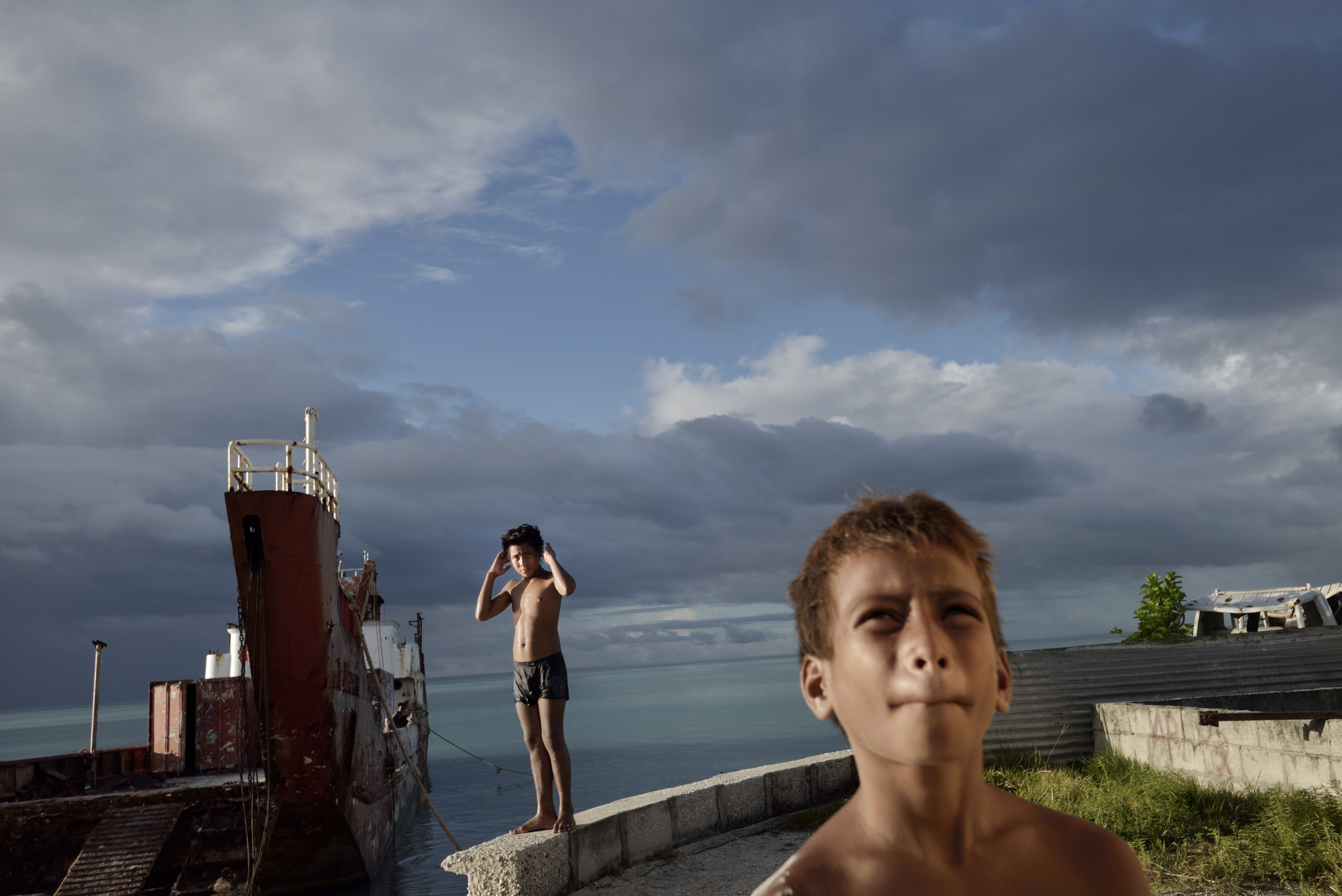 Жители островов кирибати. Острова гилберта, кирибати. Науруанцы. Кирибати первым встречает. Остров кирибати.